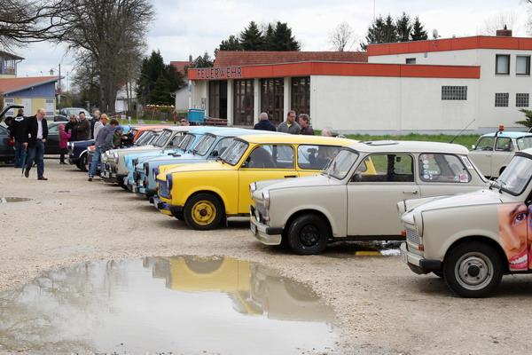 Soli-Tour 2012_01.JPG - Alle Trabis und Wartburgs  angekommen in Schierling